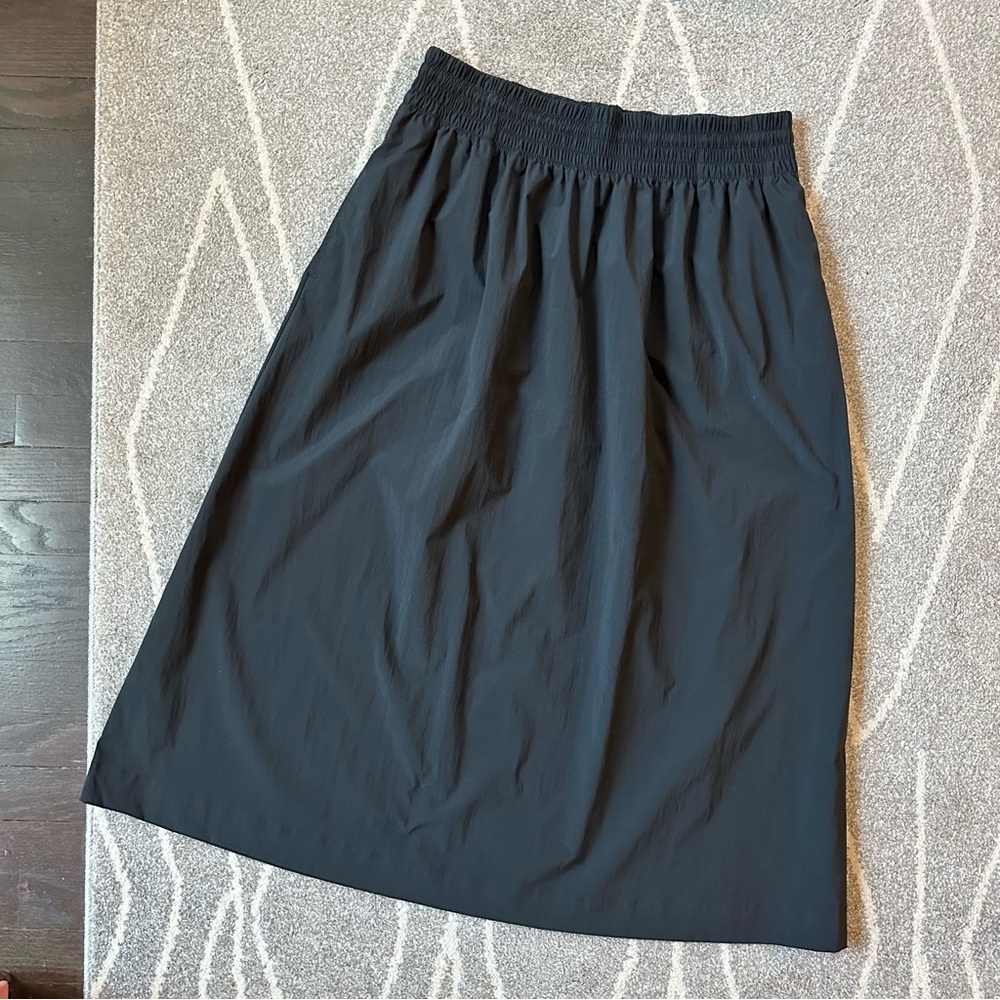 Athleta Black Crepe Pull on Smock Waist Midi Skirt
